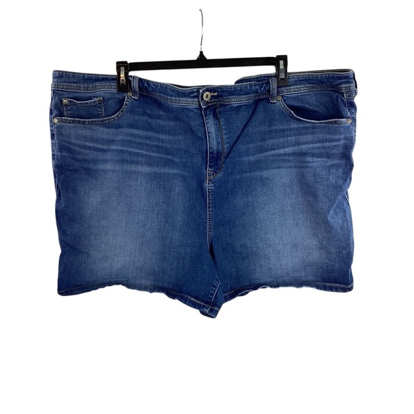 Torrid MidFit Midi Shorts Medium Wash Size 30 - Picture 1 of 4